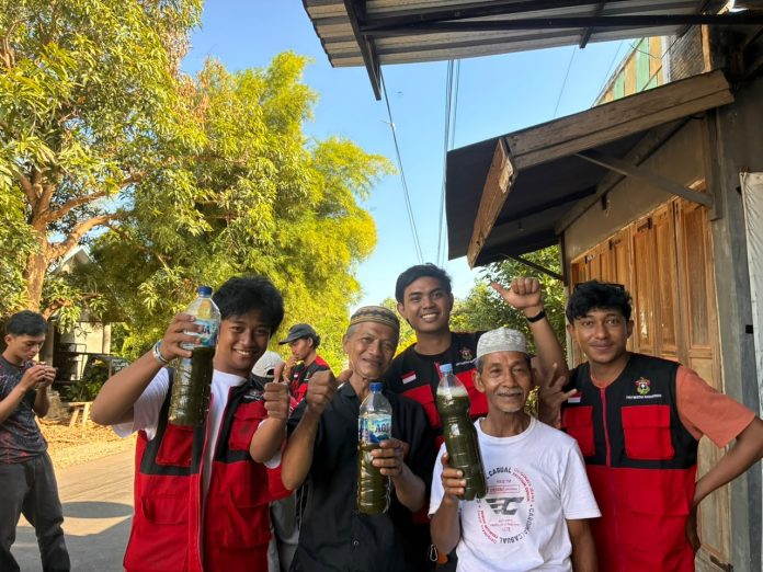 FOTO: Mahasiswa Kuliah Kerja Nyata (KKN) Gelombang 116 Universitas Hasanuddin melaksanakan program kerja Pendampingan Pembuatan Pestisida Nabati Berbahan Lokal Bagi Petani Kakao di RW 5 Borong kalukua, Kelurahan Tanahloe, Kecamatan Gantarangkeke, Kabupaten Bantaeng, Rabu (29/07/2026). FOTO: Mahasiswa Kuliah Kerja Nyata (KKN) Gelombang 116 Universitas Hasanuddin melaksanakan program kerja Pendampingan Pembuatan Pestisida Nabati Berbahan Lokal Bagi Petani Kakao di RW 5 Borong kalukua, Kelurahan Tanahloe, Kecamatan Gantarangkeke, Kabupaten Bantaeng, Rabu (29/07/2026).