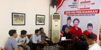 Sambangi DPD PDI Perjuangan Sulsel, APR Lutim Desak Evaluasi Ketua DPRD Luwu Timur FOTO: Sejumlah mahasiswa dari Aliansi Peduli Rakyat Luwu Timur (APR Lutim) mendatangi Kantor Dewan Pimpinan Daerah (DPD) PDI Perjuangan Sulawesi Selatan, Jl Gunung Bawakaraeng, Kota Makassar, Rabu (5/8/2026) siang.