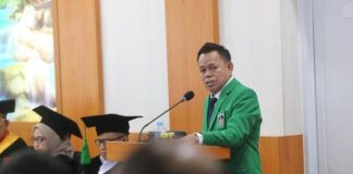Kaburnya Batas Antara Suap Murni dan Gratifikasi Hantar Aldin Raih Gelar Doktor di Bidang Ilmu Hukum: Berpredikat Cumlaude FOTO: Drs H Aldin Bulen, SH, MH meraih gelar Doktor Ilmu Hukum berpredikat cumlaude usai mempertahankan disertasinya dalam sidang promosi doktor di Aula PJJ Pascasarjana Universitas Muslim Indonesia (UMI), Jalan Urip Sumoharjo, Makassar, Rabu, 5 Agustus 2026.