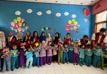 KKN Unhas Edukasi Pelajar Biangloe: Sosialisasi Tabe’ Budaya Bugis-Makassar, Ojigi Budaya Jepang, dan Kreasi Origami FOTO: Mahasiswa Kuliah Kerja Nyata (KKN) Tematik Pemberdayaan Desa Gelombang 116 Universitas Hasanuddin (Unhas) sukses melaksanakan kegiatan edukasi di TK Miftahul Khaer, Desa Biangloe, Kecamatan Pa’jukukang, Kabupaten Bantaeng. Jumat (7/8/2026)