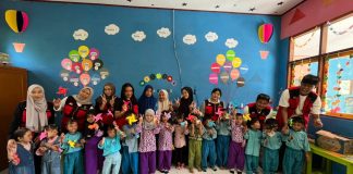 KKN Unhas Edukasi Pelajar Biangloe: Sosialisasi Tabe’ Budaya Bugis-Makassar, Ojigi Budaya Jepang, dan Kreasi Origami FOTO: Mahasiswa Kuliah Kerja Nyata (KKN) Tematik Pemberdayaan Desa Gelombang 116 Universitas Hasanuddin (Unhas) sukses melaksanakan kegiatan edukasi di TK Miftahul Khaer, Desa Biangloe, Kecamatan Pa’jukukang, Kabupaten Bantaeng. Jumat (7/8/2026)