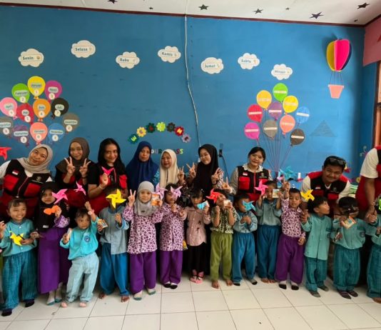KKN Unhas Edukasi Pelajar Biangloe: Sosialisasi Tabe’ Budaya Bugis-Makassar, Ojigi Budaya Jepang, dan Kreasi Origami FOTO: Mahasiswa Kuliah Kerja Nyata (KKN) Tematik Pemberdayaan Desa Gelombang 116 Universitas Hasanuddin (Unhas) sukses melaksanakan kegiatan edukasi di TK Miftahul Khaer, Desa Biangloe, Kecamatan Pa’jukukang, Kabupaten Bantaeng. Jumat (7/8/2026)