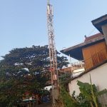 Tower Telekomunikasi Diduga Ilegal Berada di Pinggir Kanal Karuwisi–Sinrijala FOTO: tower telekomunikasi yang berdiri di kawasan pinggir Kanal Karuwisi–Sinrijala. Direkam, Kamis (6/8/2026)