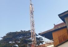 Tower Telekomunikasi Diduga Ilegal Berada di Pinggir Kanal Karuwisi–Sinrijala FOTO: tower telekomunikasi yang berdiri di kawasan pinggir Kanal Karuwisi–Sinrijala. Direkam, Kamis (6/8/2026)