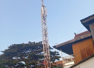 Tower Telekomunikasi Diduga Ilegal Berada di Pinggir Kanal Karuwisi–Sinrijala FOTO: tower telekomunikasi yang berdiri di kawasan pinggir Kanal Karuwisi–Sinrijala. Direkam, Kamis (6/8/2026)