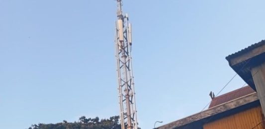 Tower Telekomunikasi Diduga Ilegal Berada di Pinggir Kanal Karuwisi–Sinrijala FOTO: tower telekomunikasi yang berdiri di kawasan pinggir Kanal Karuwisi–Sinrijala. Direkam, Kamis (6/8/2026)