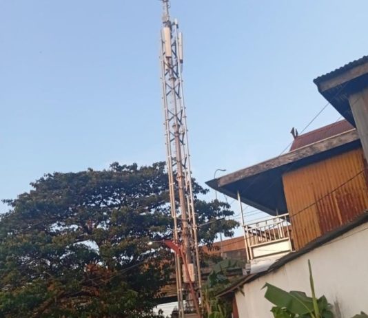 Tower Telekomunikasi Diduga Ilegal Berada di Pinggir Kanal Karuwisi–Sinrijala FOTO: tower telekomunikasi yang berdiri di kawasan pinggir Kanal Karuwisi–Sinrijala. Direkam, Kamis (6/8/2026)