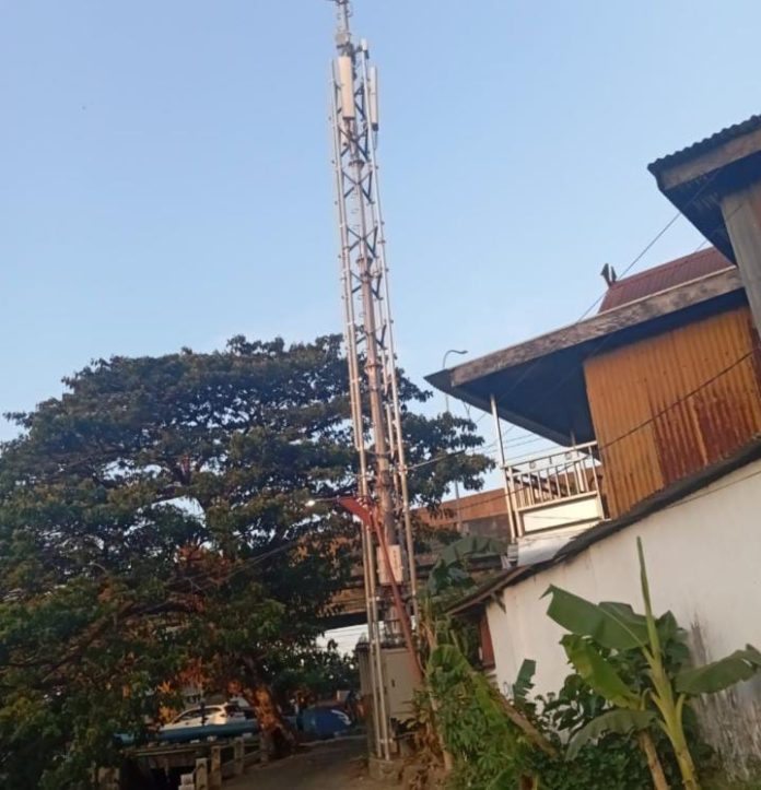 FOTO: tower telekomunikasi yang berdiri di kawasan pinggir Kanal Karuwisi–Sinrijala. Direkam, Kamis (6/8/2026)