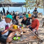 Pulau Kodingareng Keke Butuh Sentuhan Wisata FOTO: Warga Makassar saat mengunjungi Pulau Kodingareng Keke, Kelurahan Barrang Caddi, Kecamatan Sangkarrang, Kota Makassar.