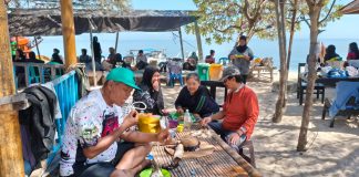 Pulau Kodingareng Keke Butuh Sentuhan Wisata FOTO: Warga Makassar saat mengunjungi Pulau Kodingareng Keke, Kelurahan Barrang Caddi, Kecamatan Sangkarrang, Kota Makassar.