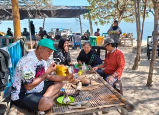 Pulau Kodingareng Keke Butuh Sentuhan Wisata FOTO: Warga Makassar saat mengunjungi Pulau Kodingareng Keke, Kelurahan Barrang Caddi, Kecamatan Sangkarrang, Kota Makassar.