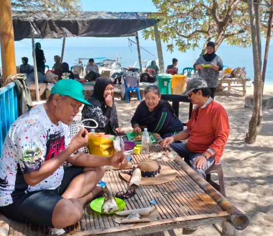 Pulau Kodingareng Keke Butuh Sentuhan Wisata FOTO: Warga Makassar saat mengunjungi Pulau Kodingareng Keke, Kelurahan Barrang Caddi, Kecamatan Sangkarrang, Kota Makassar.