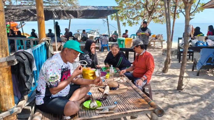 FOTO: Warga Makassar saat mengunjungi Pulau Kodingareng Keke, Kelurahan Barrang Caddi, Kecamatan Sangkarrang, Kota Makassar. FOTO: Warga Makassar saat mengunjungi Pulau Kodingareng Keke, Kelurahan Barrang Caddi, Kecamatan Sangkarrang, Kota Makassar.
