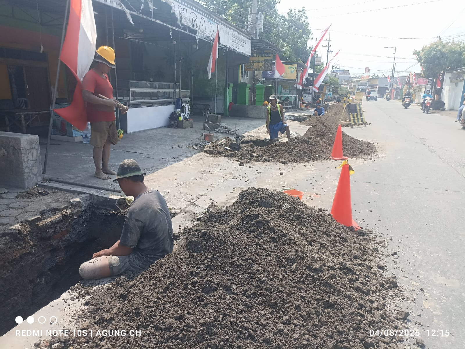 Pekerja CV Nurdin Bersaudara sedang beraktivitas di proyek pembangunan pipa transmisi baru Sistem Penyediaan Air Minum (SPAM) Regional Mojolagres Mojokerto yang dibiayai APBD Provinsi Jawa Timur pada 4/8/2026 (foto: Agung Ch)
