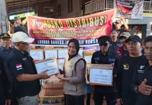 Peduli Korban Kebakaran, Ormas Laskar Garuda Indonesia bersatu Salurkan Bantuan FOTO: Bentuk kepedulian terhadap musibah kebakaran di Marbo kecamatan Tallo, kota Makassar, provinsi Sulawesi Selatan Organisasi Masyarakat (Ormas) Laskar garuda Indonesia bersatu (LGIB) menyalurkan berbagai bantuan guna meringankan beban korban musibah kebakaran, Minggu (9/08/26).