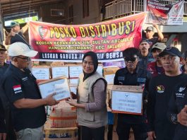 Peduli Korban Kebakaran, Ormas Laskar Garuda Indonesia bersatu Salurkan Bantuan FOTO: Bentuk kepedulian terhadap musibah kebakaran di Marbo kecamatan Tallo, kota Makassar, provinsi Sulawesi Selatan Organisasi Masyarakat (Ormas) Laskar garuda Indonesia bersatu (LGIB) menyalurkan berbagai bantuan guna meringankan beban korban musibah kebakaran, Minggu (9/08/26).