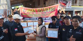 Peduli Korban Kebakaran, Ormas Laskar Garuda Indonesia bersatu Salurkan Bantuan FOTO: Bentuk kepedulian terhadap musibah kebakaran di Marbo kecamatan Tallo, kota Makassar, provinsi Sulawesi Selatan Organisasi Masyarakat (Ormas) Laskar garuda Indonesia bersatu (LGIB) menyalurkan berbagai bantuan guna meringankan beban korban musibah kebakaran, Minggu (9/08/26).