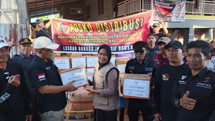 FOTO: Bentuk kepedulian terhadap musibah kebakaran di Marbo kecamatan Tallo, kota Makassar, provinsi Sulawesi Selatan Organisasi Masyarakat (Ormas) Laskar garuda Indonesia bersatu (LGIB) menyalurkan berbagai bantuan guna meringankan beban korban musibah kebakaran, Minggu (9/08/26).