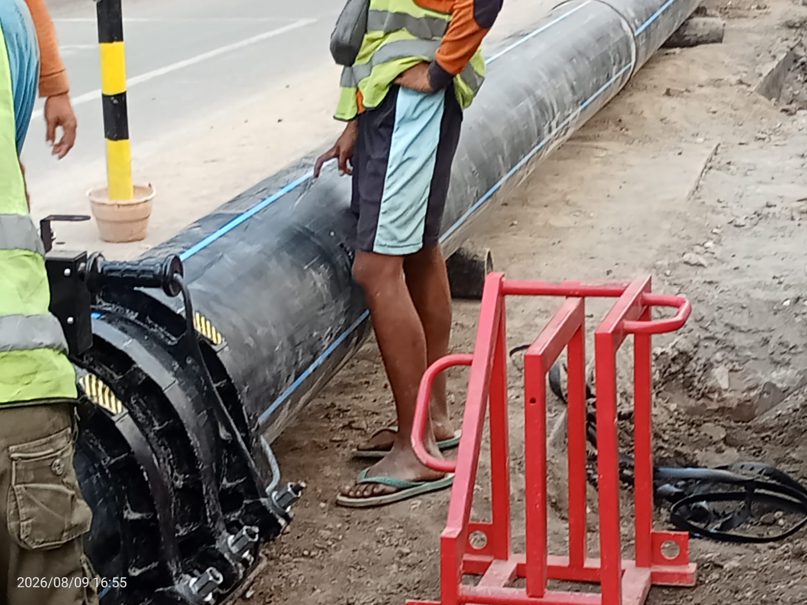 Pekerja CV Nurdin Bersaudara tampak mengenakan sandal japit. Lokasi: Losari (foto: Agung Ch) 