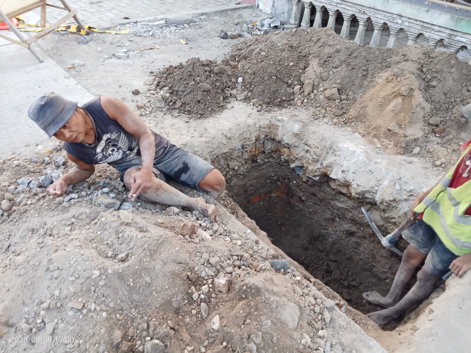 Pekerja CV Nurdin Bersaudara tampak tak mengenakan APD secara lengkap dan layak (foto: Agung Ch) 