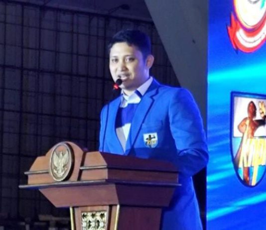 Keteladanan di Ujung Tanduk: Menagih Integritas Ketua KNPI Makassar di Tengah Sorotan Hiburan Malam FOTO: Baso Muhammad Ikram, Ketua DPD KNPI Kota Makassar periode 2024-2027 memberikan sambutannya usai resmi dilantik. Acara pelantikan bertajuk “KNPI Upgrade: Beyond Creativity” ini berlangsung di Tribun Lapangan Karebosi, Jum’at (25/4/2025). (Ist)