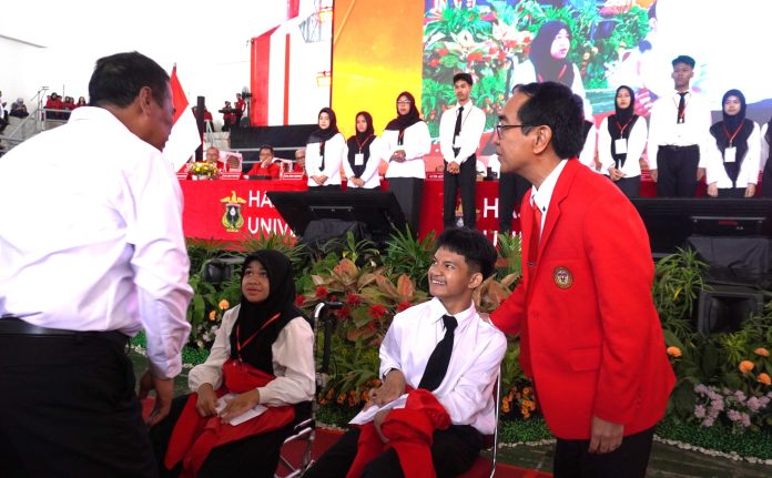 FOTO: Menteri Pertanian dan Rektor Universitas Hasanuddin dan Prof. Dr. Ir. Jamaluddin Jompa saat menemui 2 mahasiswa disabilitas.