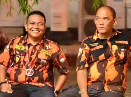 Pemuda Pancasila Sulsel Berduka, Zulkifli Thahir: Saya Sangat Kehilangan Sosok Senior FOTO: Kiri Zulkifli Thahir, Ketua OKK MPW Pemuda Pancasila Sulsel periode 2012–2022 dan Ketua MPC Pemuda Pancasila Kota Makassar, Andi Erwin Hatta Solulipu, Foto kenangan saat Muswil PP Sulsel di Bone bulan Oktober 2017. (Dokumen Pribadi Cule)
