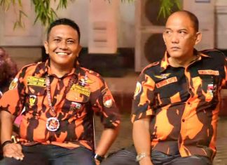 Pemuda Pancasila Sulsel Berduka, Zulkifli Thahir: Saya Sangat Kehilangan Sosok Senior FOTO: Kiri Zulkifli Thahir, Ketua OKK MPW Pemuda Pancasila Sulsel periode 2012–2022 dan Ketua MPC Pemuda Pancasila Kota Makassar, Andi Erwin Hatta Solulipu, Foto kenangan saat Muswil PP Sulsel di Bone bulan Oktober 2017. (Dokumen Pribadi Cule)