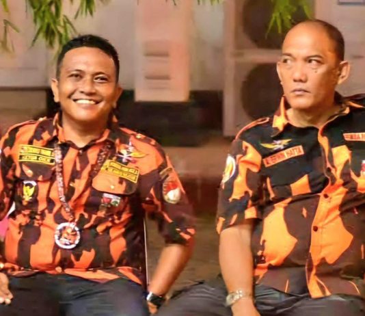 Pemuda Pancasila Sulsel Berduka, Zulkifli Thahir: Saya Sangat Kehilangan Sosok Senior FOTO: Kiri Zulkifli Thahir, Ketua OKK MPW Pemuda Pancasila Sulsel periode 2012–2022 dan Ketua MPC Pemuda Pancasila Kota Makassar, Andi Erwin Hatta Solulipu, Foto kenangan saat Muswil PP Sulsel di Bone bulan Oktober 2017. (Dokumen Pribadi Cule)