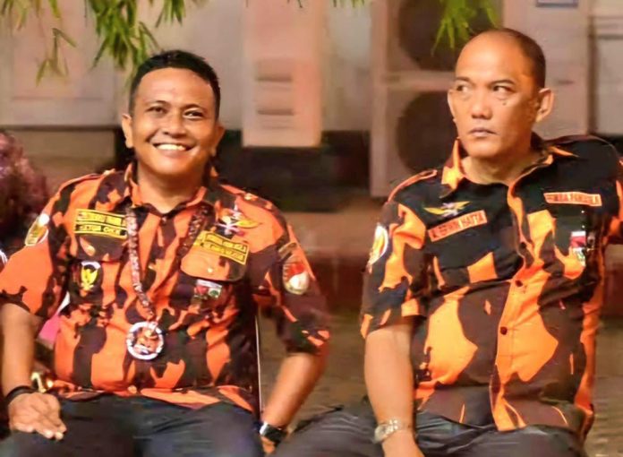 FOTO: Kiri Zulkifli Thahir, Ketua OKK MPW Pemuda Pancasila Sulsel periode 2012–2022 dan Ketua MPC Pemuda Pancasila Kota Makassar, Andi Erwin Hatta Solulipu, Foto kenangan saat Muswil PP Sulsel di Bone bulan Oktober 2017. (Dokumen Pribadi Cule)