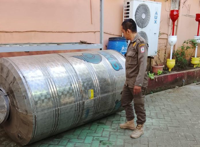 FOTO: Tandong ukuran 3000 ltr disiapkan untuk pembangunan teba raksasa oleh Karang Taruna Kota Makassar. (Ist) FOTO: Tandong ukuran 3000 ltr disiapkan untuk pembangunan teba raksasa oleh Karang Taruna Kota Makassar. (Ist)