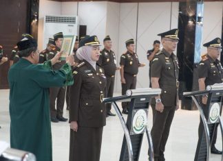 Kajati Sulsel Lantik Asbin, Aspidsus dan Kajari Wajo FOTO: Andi Mirnawaty, S.H., M.H. dengan jabatan Asisten Pembinaan, Douglas, Turut dilantik Andi Mirnawaty, S.H., M.H. dengan jabatan Asisten Pembinaan dan Rio Aditya Arifiansyah, S.H., M.H. ia dilantik sebagai kepala Kejaksaan Negeri Wajo. Kamis (13/8/2026)