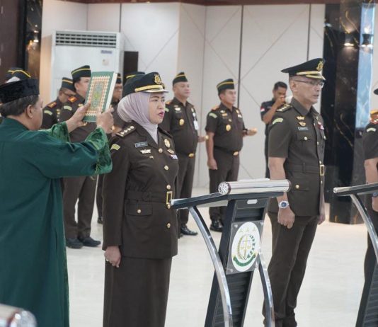Kajati Sulsel Lantik Asbin, Aspidsus dan Kajari Wajo FOTO: Andi Mirnawaty, S.H., M.H. dengan jabatan Asisten Pembinaan, Douglas, Turut dilantik Andi Mirnawaty, S.H., M.H. dengan jabatan Asisten Pembinaan dan Rio Aditya Arifiansyah, S.H., M.H. ia dilantik sebagai kepala Kejaksaan Negeri Wajo. Kamis (13/8/2026)