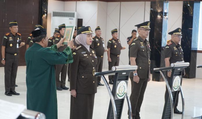 FOTO: Andi Mirnawaty, S.H., M.H. dengan jabatan Asisten Pembinaan, Douglas, Turut dilantik Andi Mirnawaty, S.H., M.H. dengan jabatan Asisten Pembinaan dan Rio Aditya Arifiansyah, S.H., M.H. ia dilantik sebagai kepala Kejaksaan Negeri Wajo. Kamis (13/8/2026)