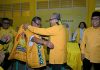 Mantan Ketua PPP Kota Palopo Gabung ke Golkar FOTO: Ketua DPD I Partai Golkar Sulsel, Ilham Arief Sirajuddin (IAS) saat memasangkan rompi partai golkar ke mantan Mantan ketua PPP Kota Palopo, Haidir Basir. Kamis (13/8/2026).