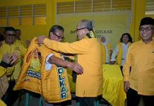 Mantan Ketua PPP Kota Palopo Gabung ke Golkar FOTO: Ketua DPD I Partai Golkar Sulsel, Ilham Arief Sirajuddin (IAS) saat memasangkan rompi partai golkar ke mantan Mantan ketua PPP Kota Palopo, Haidir Basir. Kamis (13/8/2026).