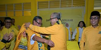 Mantan Ketua PPP Kota Palopo Gabung ke Golkar FOTO: Ketua DPD I Partai Golkar Sulsel, Ilham Arief Sirajuddin (IAS) saat memasangkan rompi partai golkar ke mantan Mantan ketua PPP Kota Palopo, Haidir Basir. Kamis (13/8/2026).