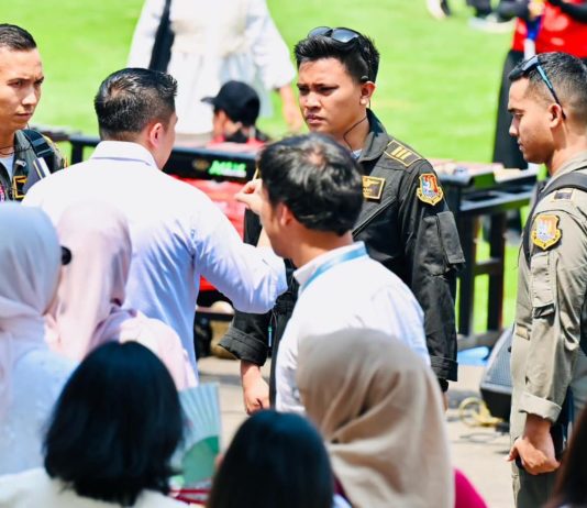 Mines 4 Hari HUT RI ke-81, Seskab Teddy Tinjau Gladi Kotor di Istana Merdeka Jakarta FOTO: Sekretaris Kabinet (Seskab) Teddy Indra Wijaya meninjau pelaksanaan gladi kotor empat hari jelang upacara peringatan Detik-Detik Proklamasi dan Upacara Penurunan Bendera HUT RI ke-81 di Istana Merdeka, Jakarta. Kamis, 13 Agustus 2026, (Dok Seskab)