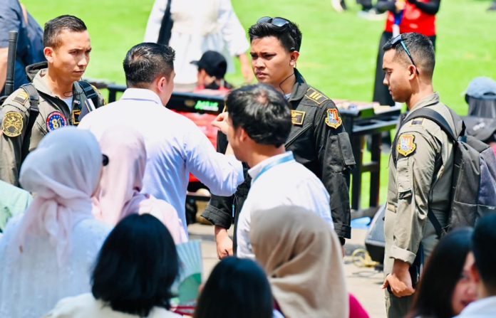 FOTO: Sekretaris Kabinet (Seskab) Teddy Indra Wijaya meninjau pelaksanaan gladi kotor empat hari jelang upacara peringatan Detik-Detik Proklamasi dan Upacara Penurunan Bendera HUT RI ke-81 di Istana Merdeka, Jakarta. Kamis, 13 Agustus 2026, (Dok Seskab) FOTO: Sekretaris Kabinet (Seskab) Teddy Indra Wijaya meninjau pelaksanaan gladi kotor empat hari jelang upacara peringatan Detik-Detik Proklamasi dan Upacara Penurunan Bendera HUT RI ke-81 di Istana Merdeka, Jakarta. Kamis, 13 Agustus 2026, (Dok Seskab)