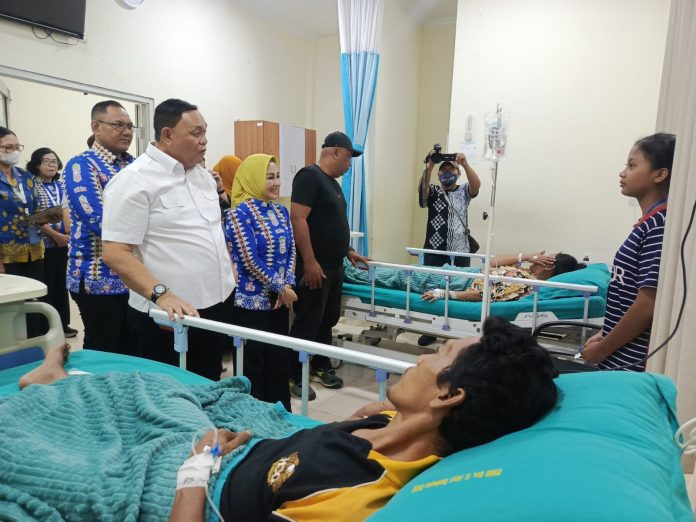 FOTO: Anggota DPRD Deliserdang Daerah Pemilihan (Dapil) 6, M. Dhanil Ginting, saat melihat pelayanan di RSUD Drs. H. Amri untuk memastikan penanganan terhadap pasangan suami istri dari keluarga kurang mampu, Kamis (13/8/26).