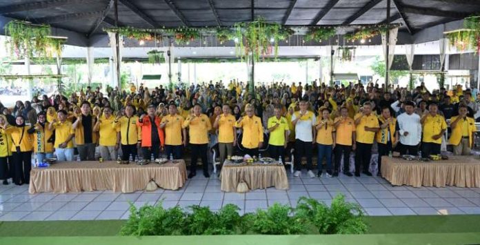 FOTO: Pengurus DPD Golkar Sulsel dan DPD II saat kegiatan roadshow konsolidasi partai golkar di Dapil 2 dan 3 Sulawesi Selatan. (Ist) FOTO: Pengurus DPD Golkar Sulsel dan DPD II saat kegiatan roadshow konsolidasi partai golkar di Dapil 2 dan 3 Sulawesi Selatan. (Ist)