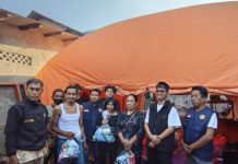 Kompak: Karang Taruna Kecamatan dan Kelurahan Dirikan Posko di Lokasi Kebakaran, KT Makassar Beri Bantuan Sembako ke 60 KK FOTO: Ketua Harian Karang Taruna Kota Makassar, Rijal Jamal beserta pengurus turun memberikan bantuan berupa sembako dan kebutuhan rumah tangga kepada warga korban kebakaran di Jalan Kandea RT 04 RW 04 Kandea 3 Lr 2 Kelurahan Barayya Bontoala, Kecamatan Tallo, Kota Makassar. Jum’at (14/8/2026)
