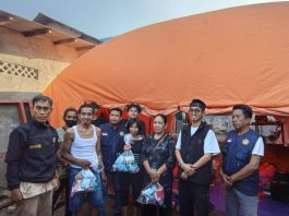 Kompak: Karang Taruna Kecamatan dan Kelurahan Dirikan Posko di Lokasi Kebakaran, KT Makassar Beri Bantuan Sembako ke 60 KK FOTO: Ketua Harian Karang Taruna Kota Makassar, Rijal Jamal beserta pengurus turun memberikan bantuan berupa sembako dan kebutuhan rumah tangga kepada warga korban kebakaran di Jalan Kandea RT 04 RW 04 Kandea 3 Lr 2 Kelurahan Barayya Bontoala, Kecamatan Tallo, Kota Makassar. Jum’at (14/8/2026)