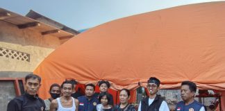 Kompak: Karang Taruna Kecamatan dan Kelurahan Dirikan Posko di Lokasi Kebakaran, KT Makassar Beri Bantuan Sembako ke 60 KK FOTO: Ketua Harian Karang Taruna Kota Makassar, Rijal Jamal beserta pengurus turun memberikan bantuan berupa sembako dan kebutuhan rumah tangga kepada warga korban kebakaran di Jalan Kandea RT 04 RW 04 Kandea 3 Lr 2 Kelurahan Barayya Bontoala, Kecamatan Tallo, Kota Makassar. Jum’at (14/8/2026)