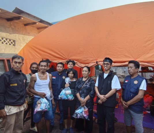 Kompak: Karang Taruna Kecamatan dan Kelurahan Dirikan Posko di Lokasi Kebakaran, KT Makassar Beri Bantuan Sembako ke 60 KK FOTO: Ketua Harian Karang Taruna Kota Makassar, Rijal Jamal beserta pengurus turun memberikan bantuan berupa sembako dan kebutuhan rumah tangga kepada warga korban kebakaran di Jalan Kandea RT 04 RW 04 Kandea 3 Lr 2 Kelurahan Barayya Bontoala, Kecamatan Tallo, Kota Makassar. Jum’at (14/8/2026)