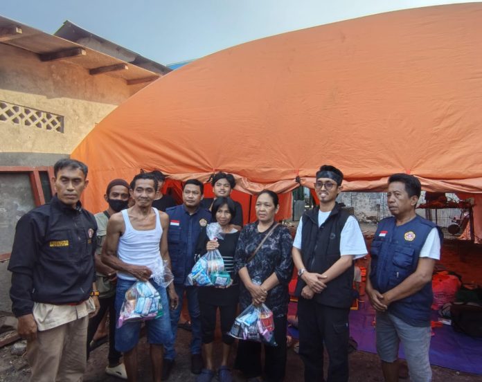FOTO: Ketua Harian Karang Taruna Kota Makassar, Rijal Jamal beserta pengurus turun memberikan bantuan berupa sembako dan kebutuhan rumah tangga kepada warga korban kebakaran di Jalan Kandea RT 04 RW 04 Kandea 3 Lr 2 Kelurahan Barayya Bontoala, Kecamatan Tallo, Kota Makassar. Jum’at (14/8/2026)