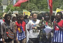 Aksi Kelompok Separatis Mahasiswa Dikawal Polisi, Zulkifli: Dihadang Karena Mereka Klaim Bukan Lagi Bagian dari NKRI FOTO: Puluhan mahasiswa dari Komite Nasional Papua Barat (KNPB) menggelar aksi unjuk rasa di jalan Sultan Alauddin Makassar, Sabtu (15/8/2026). (Ist)