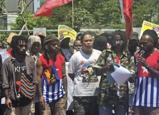 Aksi Kelompok Separatis Mahasiswa Dikawal Polisi, Zulkifli: Dihadang Karena Mereka Klaim Bukan Lagi Bagian dari NKRI FOTO: Puluhan mahasiswa dari Komite Nasional Papua Barat (KNPB) menggelar aksi unjuk rasa di jalan Sultan Alauddin Makassar, Sabtu (15/8/2026). (Ist)