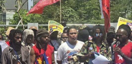 Aksi Kelompok Separatis Mahasiswa Dikawal Polisi, Zulkifli: Dihadang Karena Mereka Klaim Bukan Lagi Bagian dari NKRI FOTO: Puluhan mahasiswa dari Komite Nasional Papua Barat (KNPB) menggelar aksi unjuk rasa di jalan Sultan Alauddin Makassar, Sabtu (15/8/2026). (Ist)