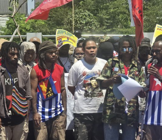 Aksi Kelompok Separatis Mahasiswa Dikawal Polisi, Zulkifli: Dihadang Karena Mereka Klaim Bukan Lagi Bagian dari NKRI FOTO: Puluhan mahasiswa dari Komite Nasional Papua Barat (KNPB) menggelar aksi unjuk rasa di jalan Sultan Alauddin Makassar, Sabtu (15/8/2026). (Ist)